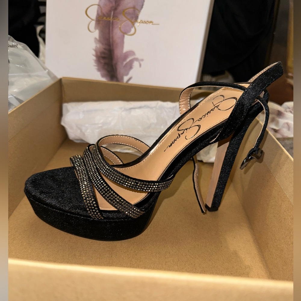 BNWT Jessica Simpson Balina platform heels in Lux velvet with embellishments